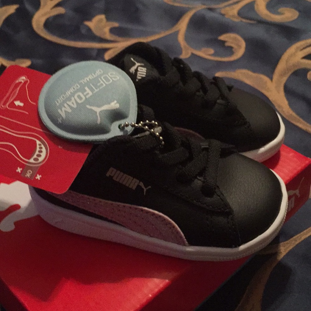 Kinder Fit Black Leather and Pink Glitter Pumas - Picture 4 of 7